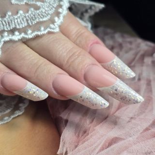 Na tyhle nehty se vzdycky těšim 😉 ❤️🥰 Nové na šablonky, trochu kratši delka nehtu i lůžko než bych chtěla na takovou tu...